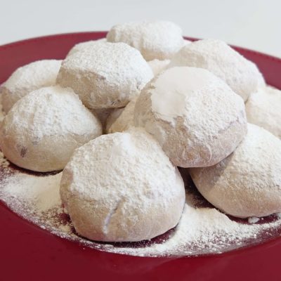 Kourabiedes - Christmas biscuits with icing sugar
